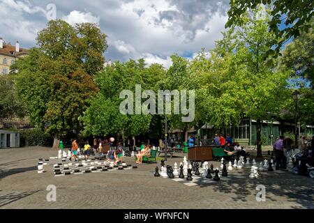 Schweiz, Genf, Riesenschach spielen in den Bastionen Park Stockfoto