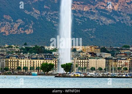 Schweiz, Genf, dem berühmten Wasserstrahl Wahrzeichen der Stadt 140 Meter hoch, die in den Genfer See (Genfer See) Hafen Stockfoto
