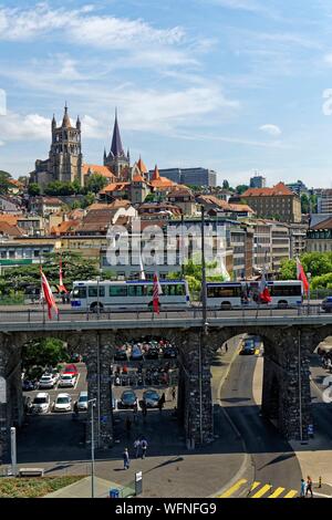 Schweiz, Kanton Waadt, Lausanne, Stadtzentrum, die Kathedrale Notre Dame und Grand Gateway Bridge und Europa Plaza Stockfoto