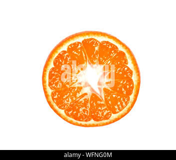 Scheibe der Mandarin auf weißem Hintergrund. Zitrusfrüchte. Stücke von frischem Mandarin, mit Freistellungspfaden. Ansicht von oben Stockfoto