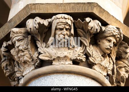 Polen, voïvodie Kleinpolen, Krakau, Stare Miasto Bezirk, Weltkulturerbe, Altstadt, Gesichter an der Spitze der Spalten scultpted Stockfoto