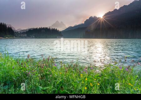 Italien, Südtirol, Dolomiten, UNESCO-Weltkulturerbe, Tre Cime di Lavaredo und Misurina See Stockfoto