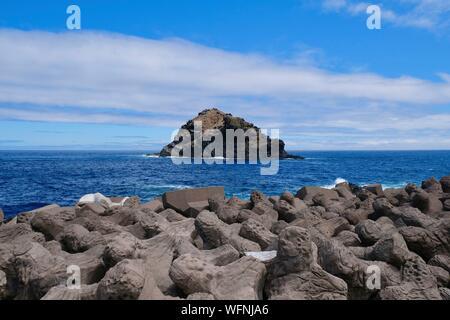 Spanien, Kanarische Inseln, Teneriffa, Garachico, Roque de Garachico, Inselchen aus der Stadt Stockfoto