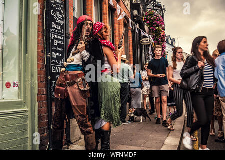 Piraten mit Gewehren für das Fotografieren vor dem Pub posieren. Dalkey, Dublin, Irland, 25. August 2019. Meeresfrüchte "dalkey Lobster Festival" Stockfoto