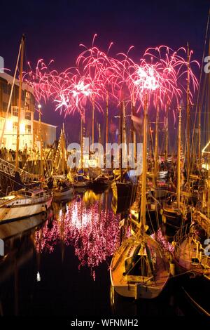 Frankreich, Finistere, Brest, Ambiente - Feuerwerk von Juli 14 - International Maritime Festival Brest 2016 Stockfoto