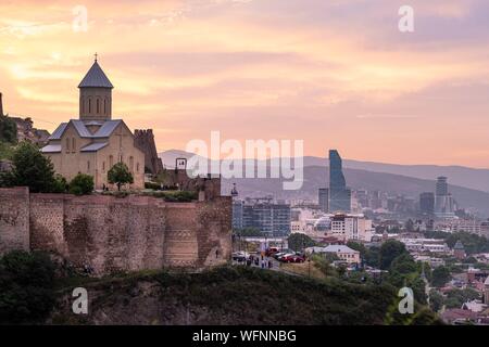 Georgien, Tiflis, Festung Narikala und Sankt Nikolaus Kirche mit Blick auf die Altstadt von Tiflis (oder Dzveli Kalaki), im Hintergrund die Neustadt und der Glasturm des Biltmore Hotel Tbilisi Stockfoto