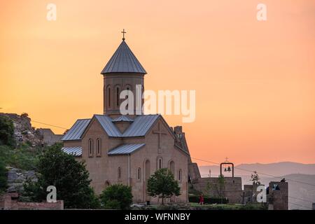 Georgien, Tiflis, Festung Narikala und Sankt Nikolaus Kirche mit Blick auf die Altstadt von Tiflis (oder Dzveli Kalaki) Stockfoto