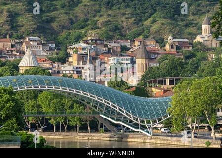 Georgien, Tiflis, Brücke des Friedens und der Altstadt von Tiflis (oder Dzveli Kalaki) Stockfoto