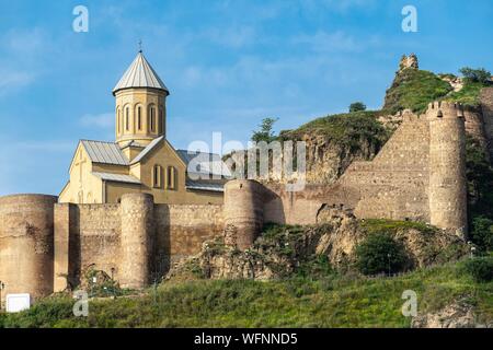 Georgien, Tiflis, Festung Narikala und Sankt Nikolaus Kirche mit Blick auf die Altstadt von Tiflis (oder Dzveli Kalaki) Stockfoto