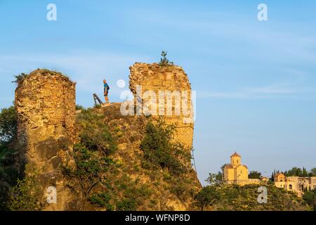 Georgien, Tiflis, Narikala Festung mit Blick auf die Altstadt von Tiflis (oder Dzveli Kalaki), Tabor Kloster der Verklärung im Hintergrund Stockfoto