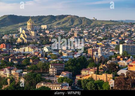 Georgien, Tiflis, Panorama, Blick auf Festung Narikala Avlabari Viertel und der Kathedrale der Heiligen Dreifaltigkeit (sameba) oder Tsminda Stockfoto