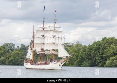 Frankreich, Seine Maritime, Mesnil sous Jumièges, Armada 2019, Grande Parade, Europa, drei Mast Schoner, segeln auf der Seine, unter eine üppig grüne Landschaft Stockfoto