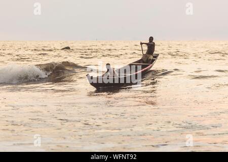 Kamerun, Region Süd, Ocean Abteilung, Kribi, Fischer in Kanus paddeln in die Wellen Stockfoto