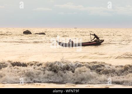Kamerun, Region Süd, Ocean Abteilung, Kribi, Fischer in Kanus paddeln in die Wellen Stockfoto