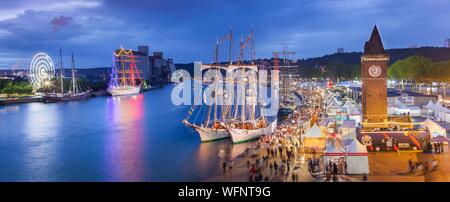 Frankreich, Seine Maritime, Rouen, Armada 2019, erhöhte Nacht Blick auf die Menge der Besucher und auf günstig Tall Ships Stockfoto