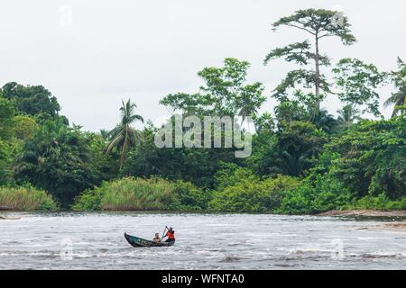 Kamerun, Region Süd, Ocean Abteilung, Kribi, westlichen Touristen und seine afrikanischen Führer in einem Kanu in der Nähe von Lobe Wasserfall Stockfoto
