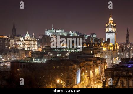 Vereinigtes Königreich, Schottland, Edinburgh, erhöhten Blick auf die Stadt von Carlton Hill bei Nacht Stockfoto