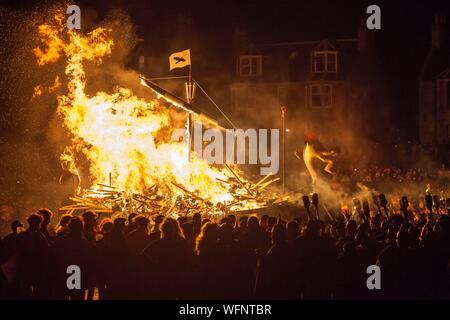 Vereinigtes Königreich, Schottland, Shetland Inseln, Festland, Lerwick, Up Helly Aa-Festival, Ritual, das Brennen der Viking longship durch das Werfen von Fackeln Stockfoto