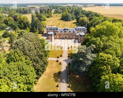 Frankreich, Seine-et-Marne, der Sänger Angèle wählte die Neufmoutiers-en-Brie Burg für ihre Balance Tonne quoi Musik Video (Luftbild) Stockfoto