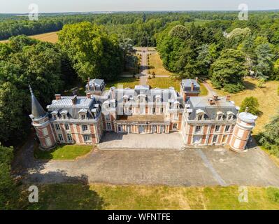 Frankreich, Seine-et-Marne, der Sänger Angèle wählte die Neufmoutiers-en-Brie Burg für ihre Balance Tonne quoi Musik Video (Luftbild) Stockfoto