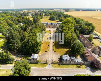 Frankreich, Seine-et-Marne, der Sänger Angèle wählte die Neufmoutiers-en-Brie Burg für ihre Balance Tonne quoi Musik Video (Luftbild) Stockfoto