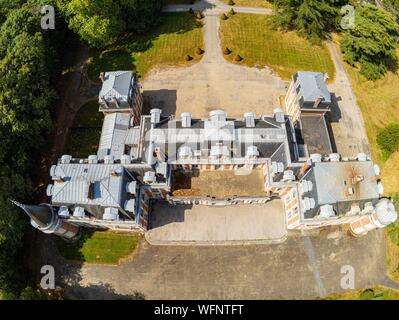 Frankreich, Seine-et-Marne, der Sänger Angèle wählte die Neufmoutiers-en-Brie Burg für ihre Balance Tonne quoi Musik Video (Luftbild) Stockfoto