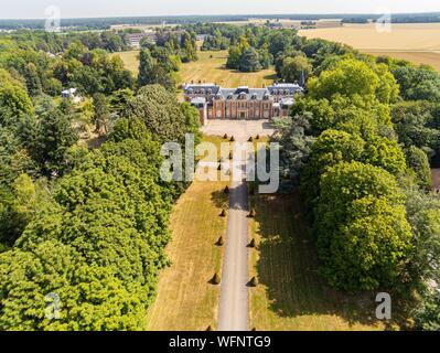 Frankreich, Seine-et-Marne, der Sänger Angèle wählte die Neufmoutiers-en-Brie Burg für ihre Balance Tonne quoi Musik Video (Luftbild) Stockfoto