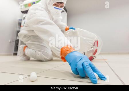 Frankreich, Eure, Grand Bourgtheroulde, ökologischen Labor, die Dekontamination ein Zimmer nach einem Vorfall, praktische Übungen während einer Trainingseinheit auf Asbest Risikoprävention Stockfoto