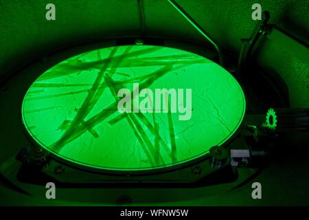 Frankreich, Eure, Grand Bourgtheroulde, ökologischen Labor, Tremolit Asbest Fasern (Auswahl) auf dem Leuchtschirm der ein Transmissionselektronenmikroskop betrachtet, 25000-facher Vergrößerung Stockfoto