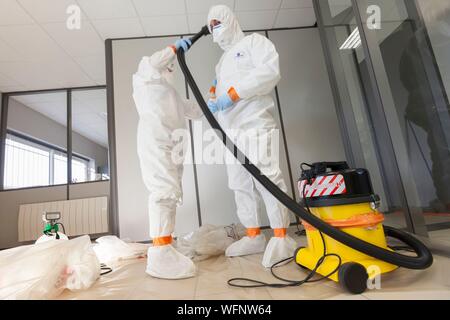 Frankreich, Eure, Grand Bourgtheroulde, ökologischen Labor, Personal Dekontamination nach einem Vorfall, praktische Übungen während einer Trainingseinheit auf Asbest Risikoprävention Stockfoto