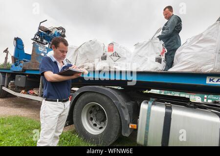 Frankreich, Eure, Grand Bourgtheroulde, ökologischen Labor, Verwaltung der Abfälle, die Asbest enthalten können in Intermediate Bulk Containern (IBC) Stockfoto