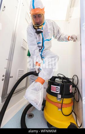 Frankreich, Eure, Grand Bourgtheroulde, ökologischen Labor, Personal Dekontamination nach einem Vorfall, praktische Übungen während einer Trainingseinheit auf Asbest Risikoprävention Stockfoto
