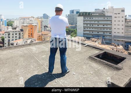 Brasilien, Bundesstaat Rio de Janeiro, Rio de Janeiro, die Stadt von der UNESCO zum Weltkulturerbe, Ingenieur Prüfung Gebäude der ehemaligen Lage der Inka, Instituto Nacional de Krebs, Abbrucharbeiten Website mit einem Asbest Problem Stockfoto