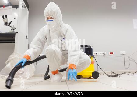 Frankreich, Eure, Grand Bourgtheroulde, ökologischen Labor, die Dekontamination ein Zimmer nach einem Vorfall, praktische Übungen während einer Trainingseinheit auf Asbest Risikoprävention Stockfoto