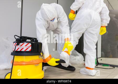 Frankreich, Eure, Grand Bourgtheroulde, ökologischen Labor, Personal Dekontamination nach einem Vorfall, praktische Übungen während einer Trainingseinheit auf Asbest Risikoprävention Stockfoto