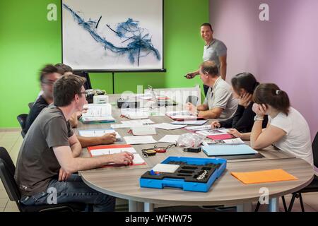 Frankreich, Eure, Grand Bourgtheroulde, ökologischen Labor, Trainer und Auszubildende in einem Klassenzimmer, Training auf Asbest Risikoprävention Stockfoto