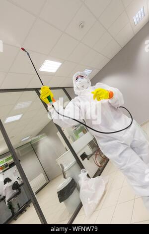Frankreich, Eure, Grand Bourgtheroulde, ökologischen Labor, Staub abatment durch Wasser sprühen, praktische Übungen während einer Trainingseinheit auf Asbest Risikoprävention Stockfoto