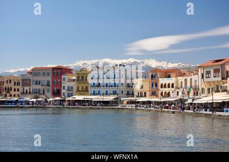 Griechenland, Kreta, Chania, venezianischen Hafen, Fußgängerzone mit Lefká Óri oder weiße Berge im Hintergrund Stockfoto