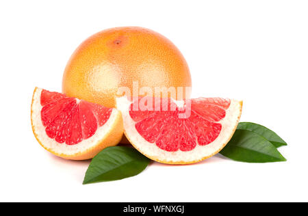 Rosa Grapefruit und Schichten auf weißem Hintergrund mit Freistellungspfad isoliert. Isolierte grapefruits. Frische Grapefruit mit grünen Blättern getrennt. Stockfoto