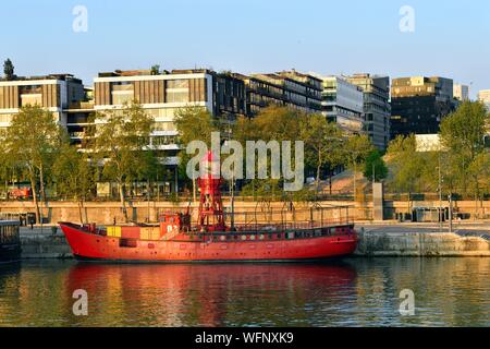 Frankreich, Paris, die Ufer der Seine, Bercy Bezirk Le Bateau Phare-Restaurant, quai François Mauriac Stockfoto