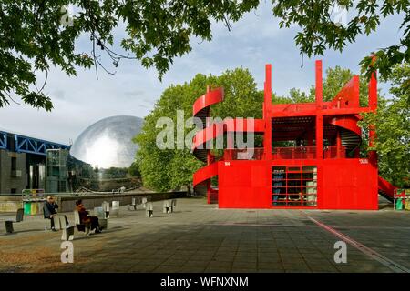 / Frankreich, Paris, dem Park La Villette, die Verrücktheiten, 26 rote Gebäude, die auf Ereignisse, die in das Herz des Parks erstellen und von Bernard Tschumi und La Geode ausgelegt ist ein Kino in einer geodätischen Kuppel Bau des Architekten Adrien Fainsilber 1985 erstellt Stockfoto