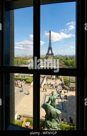 Frankreich, Paris, Bereich als Weltkulturerbe von der UNESCO, der Statue Herkules Zähmung ein Bison von Albert Pommier vor dem Palais de Chaillot und das Museum des Menschen (Musée de l'Homme), Trocadero Gärten und den Eiffelturm. Stockfoto