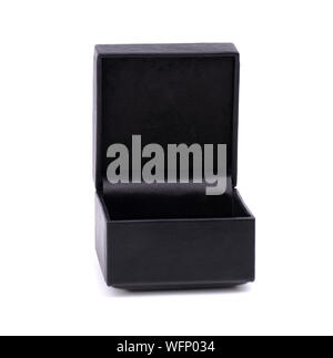 Schwarze Schmuckschatulle auf weißem Hintergrund. Schwarzes Leder. Schwarze Geschenkbox auf weißem Hintergrund öffnen. Stockfoto