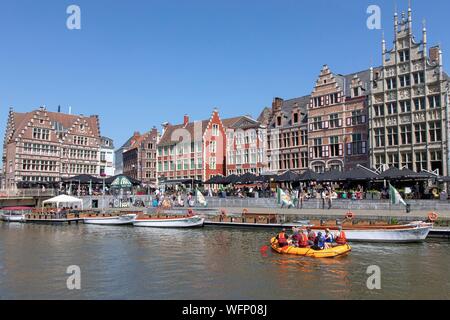Belgien, Ost-flandern, Gent, Graslei (Quai aux Herbes), entlang der Lys, touristischen Boote und reichen alten Häusern untergebracht, die kommerziellen Gilden Stockfoto