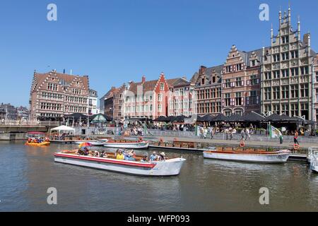 Belgien, Ost-flandern, Gent, Graslei (Quai aux Herbes), entlang der Lys, touristischen Boote und reichen alten Häusern untergebracht, die kommerziellen Gilden Stockfoto