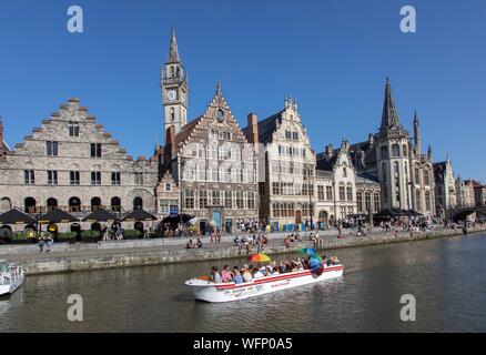 Belgien, Ost-flandern, Gent, Graslei (Quai aux Herbes), entlang der Lys, touristischen Boote und reichen alten Häusern untergebracht, die kommerziellen Gilden Stockfoto