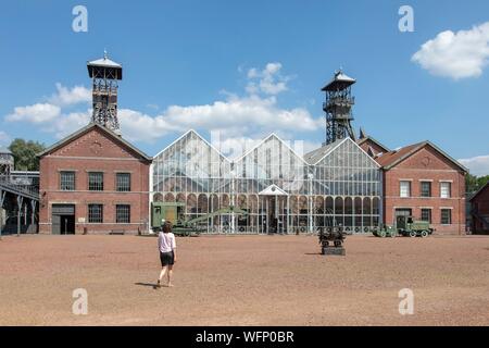 Frankreich, Nord, in Lewarde, Bergbau Geschichte Mitte UNESCO Weltkulturerbe, Glas von Maschinen im Innenhof Stockfoto