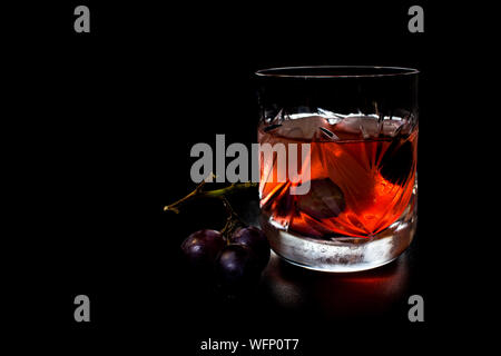 Reb cocklail auf einem schwarzen backgruond mit Beeren Stockfoto