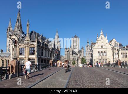 Belgien, Ost-flandern, Gent, Blick von der Saint Michel Brücke auf der Kirche von Saint Nicolas und der Glockenturm der Tuchhallen Stockfoto