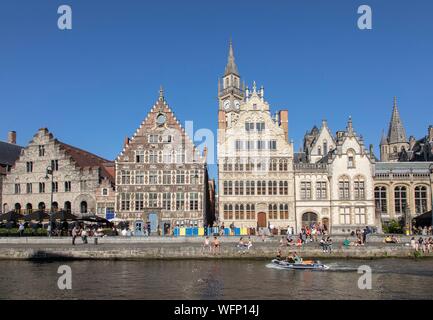 Belgien, Ost-flandern, Gent, Graslei (Quai aux Herbes), entlang der Lys, touristischen Boote und reichen alten Häusern untergebracht, die kommerziellen Gilden Stockfoto